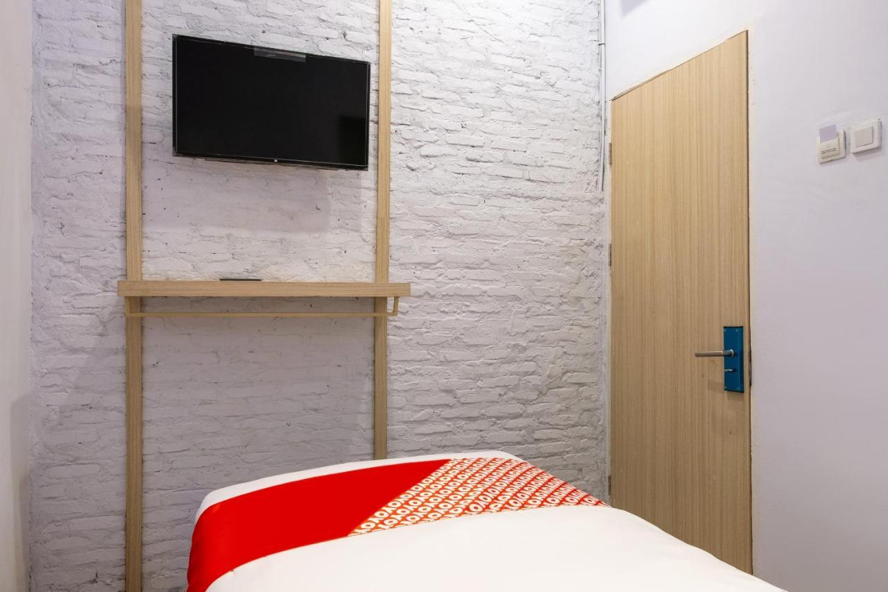 Super Oyo 3150 Theodore Homestay Medan Eksteriør billede