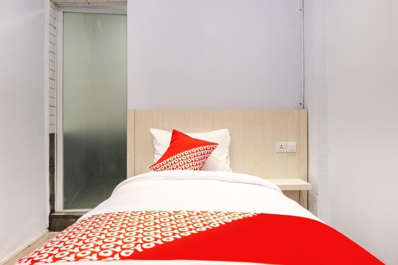 Super Oyo 3150 Theodore Homestay Medan Eksteriør billede