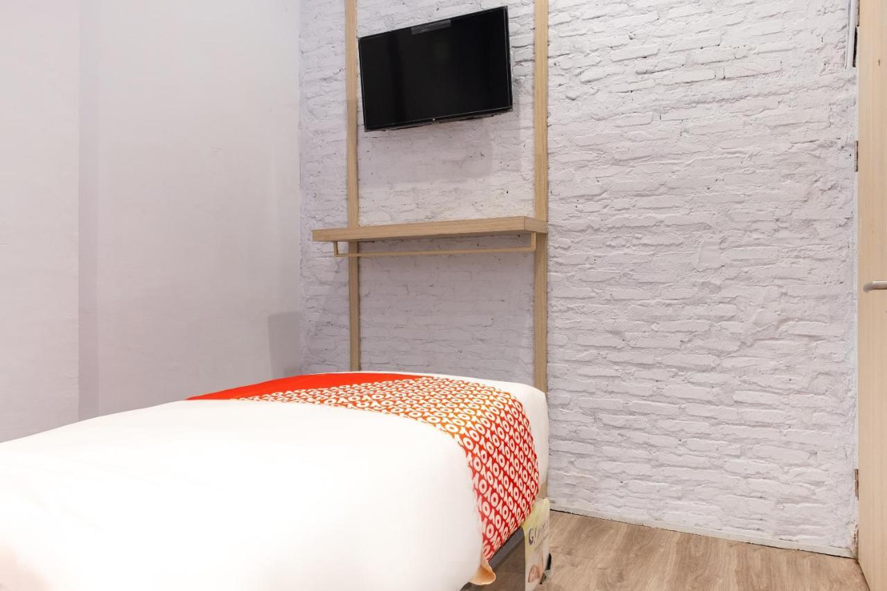Super Oyo 3150 Theodore Homestay Medan Eksteriør billede