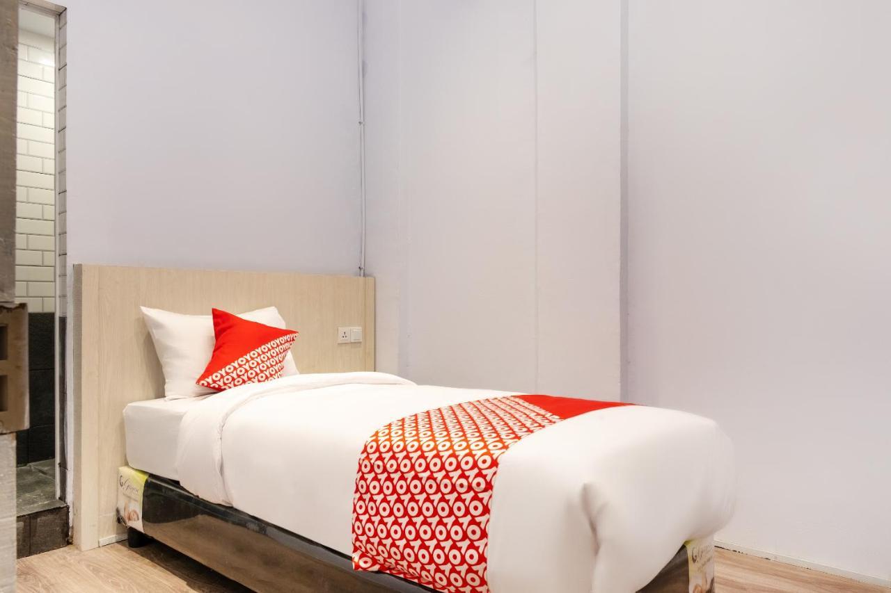 Super Oyo 3150 Theodore Homestay Medan Eksteriør billede
