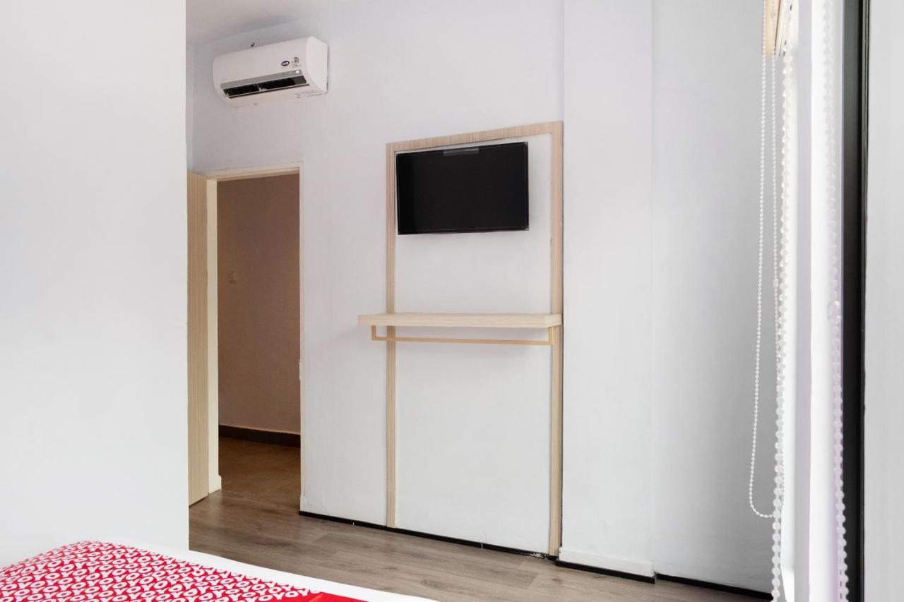 Super Oyo 3150 Theodore Homestay Medan Eksteriør billede